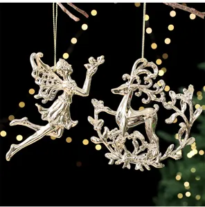 Silberner Acryl Weihnachts-Hängeornament-Set mit einer Fee und einem Hirsch-Kranz Design.