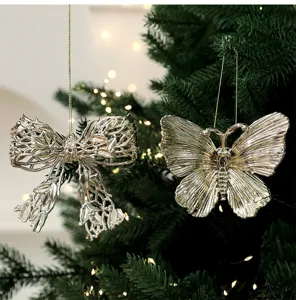 Silberne metallische Schleife und Schmetterling Weihnachtsbaum Hängeornamente Detail