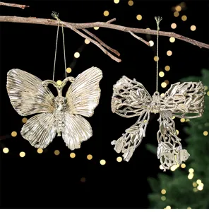 Hängende Schmetterling und Schleife Weihnachtsornamente, silberne Dekoepender für den Weihnachtsbaum.