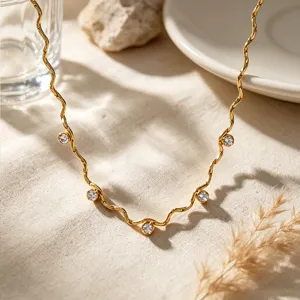 Détail de collier en zircone ondulé en acier inoxydable, accessoire de chaîne de clavicule.