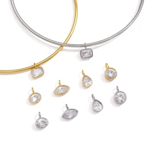 Details der Edelstahl Choker Halskette und verschiedener geometrischer Zirkonia Anhänger.