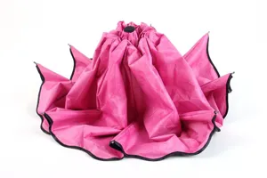 Detailansicht des rosa Faltschirms mit UV-Schutz, Wasser-Effekt Blumenmuster und schwarzem Rand.