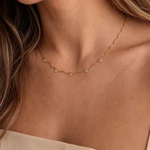Collier ras de cou exquis en acier inoxydable avec zircons scintillants vue de détail.