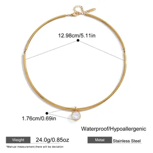Goldfarbene Edelstahl Choker Halskette Detail mit funkelndem runden Zirkonia Anhänger.