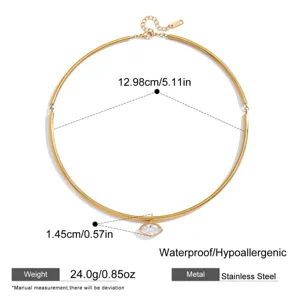 Edelstahl Goldton Halsreif Kette mit funkelndem Zirkonia Anhänger im Marquise-Schliff Detail.