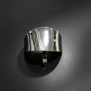 Gros plan d'épingle de queue de cheval en métal argenté minimaliste, accessoire moderne.