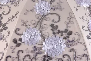 Détail exquis d'un parapluie pliable avec broderie en dentelle et fleurs 3D à sequins.