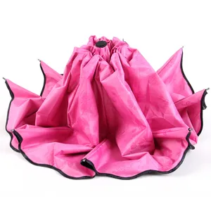 Rosa Faltschirm mit Blumenmuster und schwarzem Rand, invertierte Hauptansicht des Produkts.
