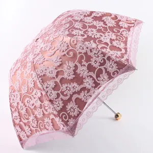 Parapluie de dentelle florale pliable à trois plis avec protection UV pour les jours de soleil.