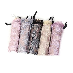 Parapluie pliable élégant brodé de dentelle avec protection UV, compact et charmant.