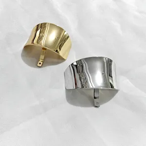 Pince a cheveux en metal minimaliste pour queue de cheval dore argente accessoire elegant chic.