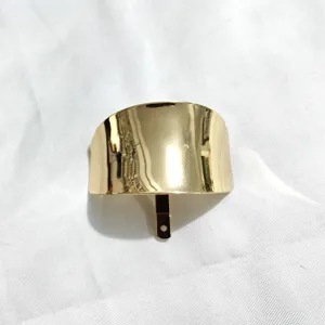 Attache queue de cheval en metal dore pince accessoire cheveux minimalist detail gros plan