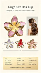 Dettaglio molletta per capelli grande con fiori in smalto colorato e presa sicura.