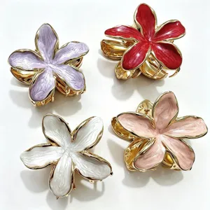 Set di 4 eleganti mollette per capelli floreali in metallo con petali smaltati colorati per lo styling.