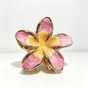 Molletta per capelli plumeria dettaglio, elegante design floreale rosa bordato d'oro.