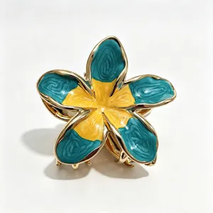 Molla per capelli a fiore di frangipani in metallo dorato con smalto turchese e giallo.