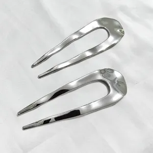 Dettaglio forcina per capelli a U argento, fermaglio metallo minimal, accessorio per chignon.