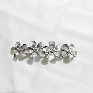 Pinza de pelo plateada con cuatro flores elegante pasador metalico para peinado diario mujer