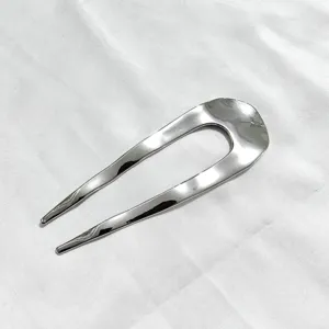 Vista dettagliata del fermaglio per capelli argentato a U, accessorio minimalista in metallo.
