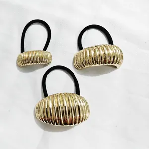 Elastico per capelli geometrico in metallo dorato fermacoda minimalista dettagli stile quotidiano.