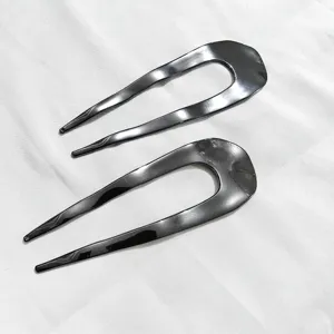 Forcina per capelli a U nera minimalista dettaglio, elegante forcina per acconciature.