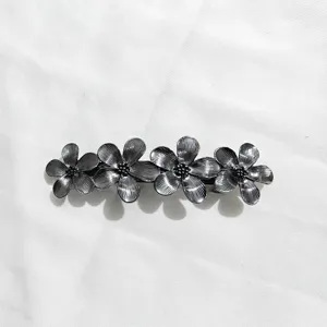 Elegante pinza para el cabello de metal con cuatro flores, diseño oscuro, accesorio de moda.