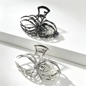 Goth spider claw clip metal hair grab for women stylish Halloween hair accessories gothic.