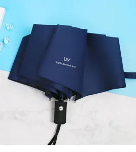 Ombrello da sole UV pieghevole automatico compatto in blu scuro con rivestimento protettivo nero.