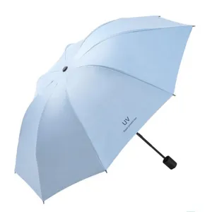 Ombrello pieghevole automatico azzurro con rivestimento UV e 8 stecche per uso quotidiano.