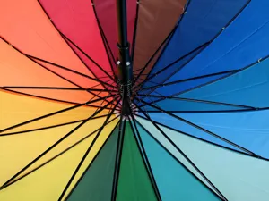 Λεπτομερής κοντινή λήψη του εσωτερικού σκελετού της πολύχρωμης ομπρέλας ουράνιου τόξου 16 ακτίνων.
