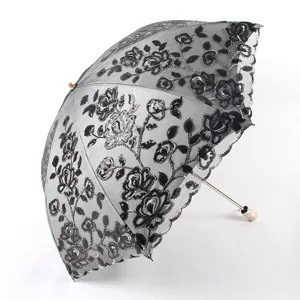 Parapluie de soleil en dentelle noire brodée, double couche protection UV élégant.
