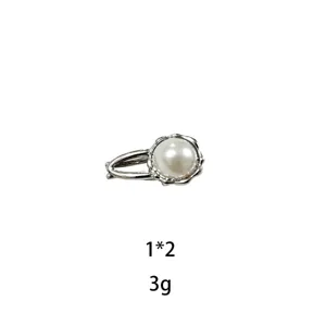 Mini fermaglio per capelli in metallo con perla bianca, compatto per uso quotidiano.