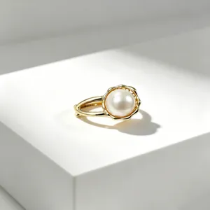 Vista dettagliata dell'elegante fermaglio per capelli dorato con perla e bordo.