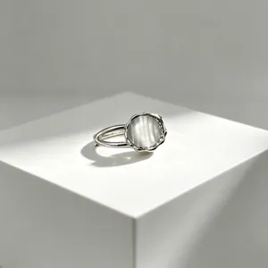 Elegante anello in argento con pietra gatteggiante, design di gioielli moderno minimalista chic.