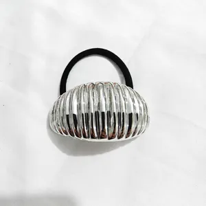 Elastico per capelli semicerchio costolato metallico argento dettaglio coda di cavallo geometrico