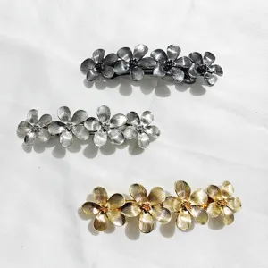 Exquisita pinza de pelo de flor de metal, elegante horquilla de primavera para accesorio de moda.