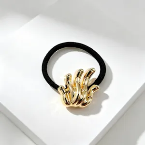 Detail haarring gouden metalen hand vorm, zwart modieus paardenstaart accessoire.