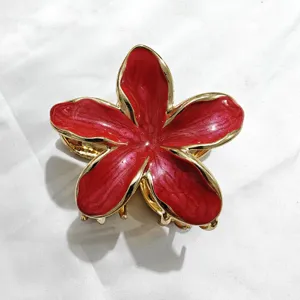 Morsetto per capelli a fiore di frangipani rosso con bordo dorato accessorio elegante acconciatura