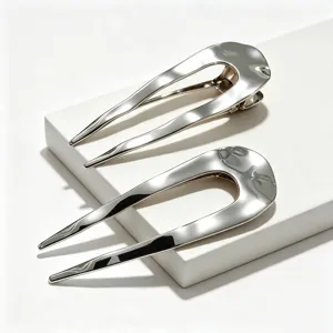 Forcina per capelli a U argentata minimalista, fermaglio metallico elegante per dettagli di stile.