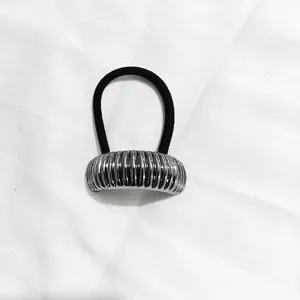 Cravatta per capelli argentata minimalista con metallo, supporto geometrico per coda.