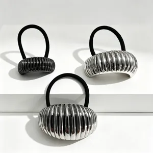 Dettaglio elastico per capelli geometrico in metallo minimalista, accessorio coda cavallo.