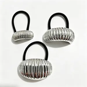 Set di elastici per capelli geometrici argentati, fermacoda in metallo, accessori minimalisti.