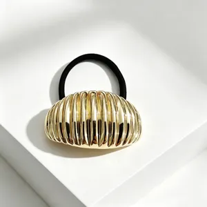 Dettaglio elastico per capelli geometrico semicerchio placcato oro minimalista, nero.