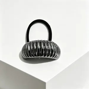 Elastico per capelli semicerchio metallico argentato, supporto coda geometrico minimal.