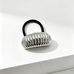 Fermacapelli minimalista in metallo geometrico argento con elastico nero per coda.