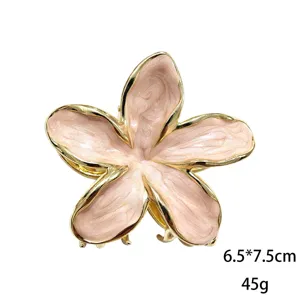 Pinza per capelli a fiore di plumeria in metallo dorato con smalto rosa, accessorio elegante.