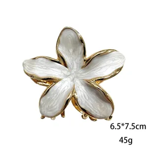 Molla per capelli plumeria smalto bianco bordo oro elegante pinza floreale per donna