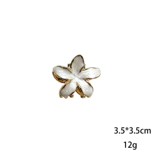 Mini molletta per capelli frangipani con bordo dorato, fiore smaltato bianco, 3.5x3.5cm.