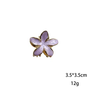 Deliziosa molletta per capelli a forma di fiore viola, elegante accessorio floreale in metallo.