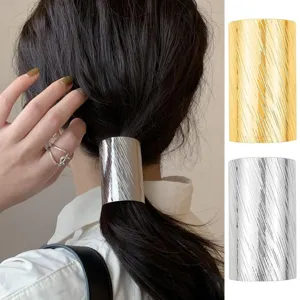Dettaglio polsino per coda di cavallo in metallo minimalista, design curvo per capelli.